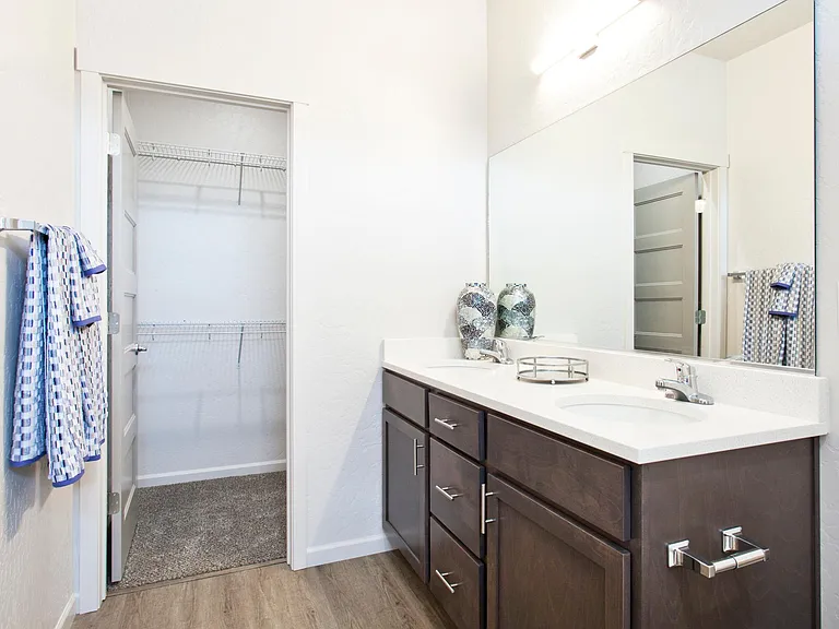 Prairie Pointe Apartments and Townhomes — Photo 35