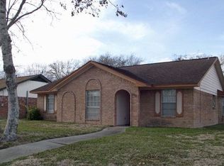 302 S Yaupon St, Lake Jackson, TX 77566