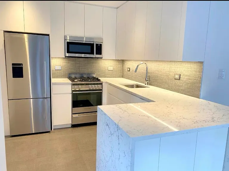 341 W 11th St #2E — Photo 7