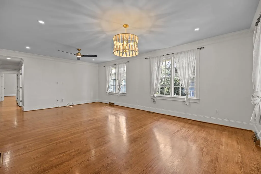 1705 Fountain View St — Photo 3
