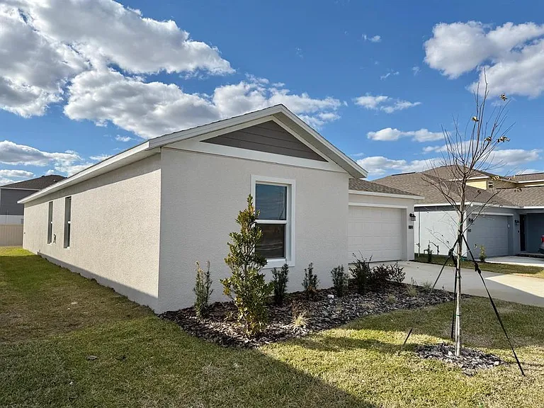 2122 Chris Dr — Photo 3