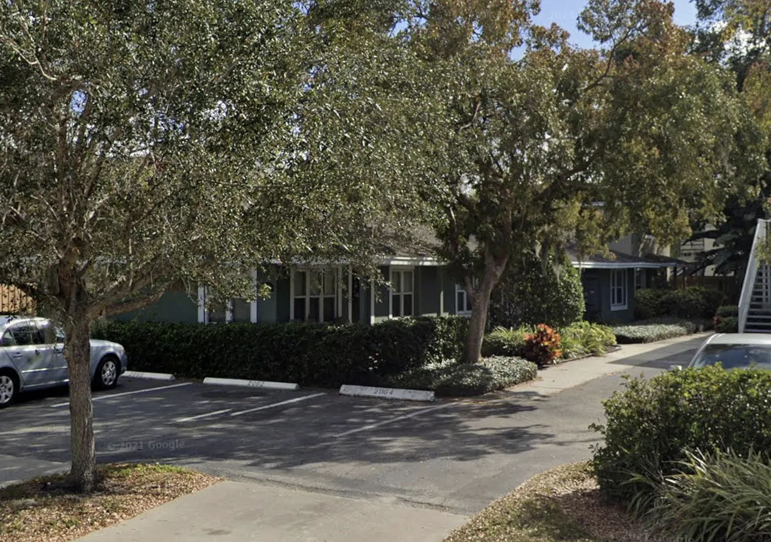 Amazing upstairs unit available, centrally located in Sarasota's best area. — Photo 1