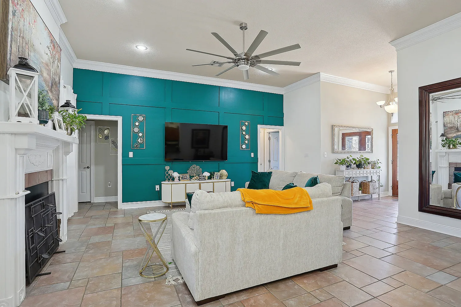 208 Annette Drive - 208 — Photo 2