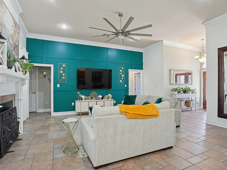 208 Annette Dr — Photo 2