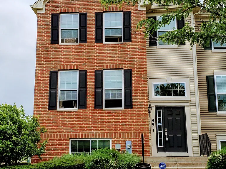95 Valencia Pkwy — Photo 2