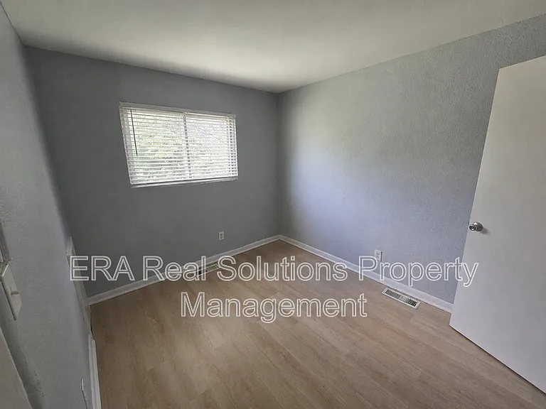 446 S Yale Ave — Photo 6
