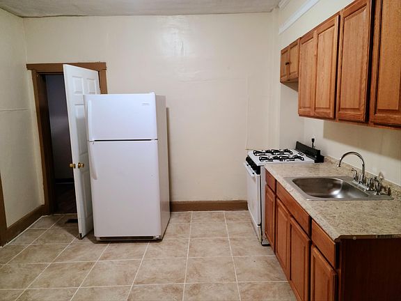 4th image of 512 W Hanover St #1