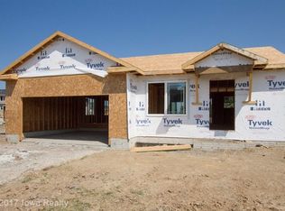 2304 Shadow Creek Cir, Des Moines, IA 50320