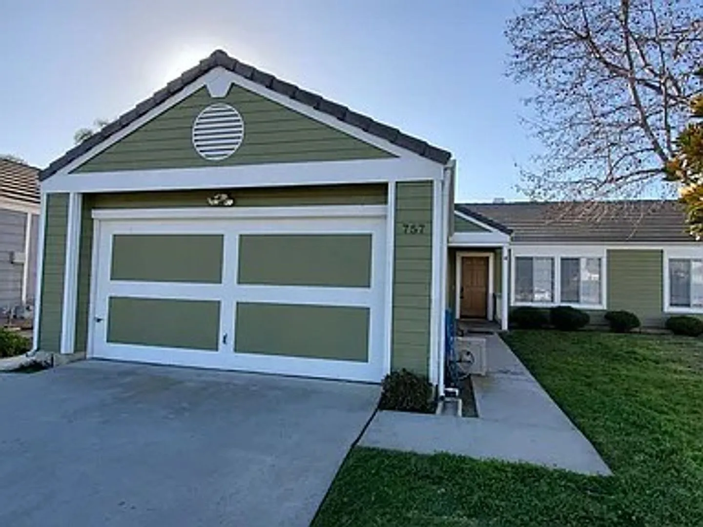 Move in Ready, single story 3 Bed / 2 Bath with Huge Backyard! — Photo 2