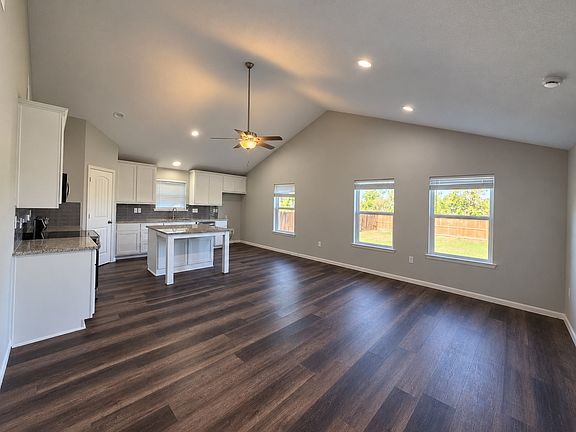 5th image of 207 E McCoulskey St