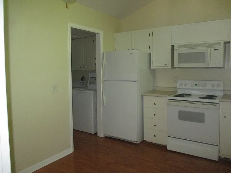 41 Greenside Ln — Photo 3