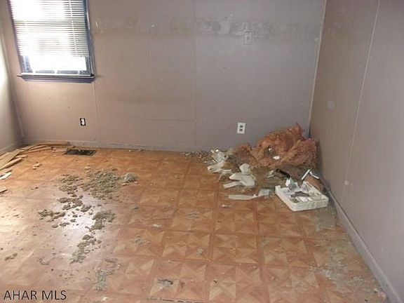 5th image of 1044 N Railroad St