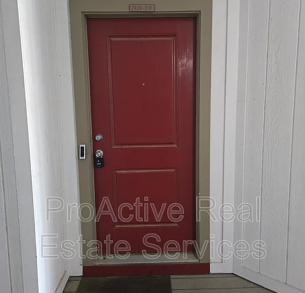 2424 Chancery Ln — Photo 2