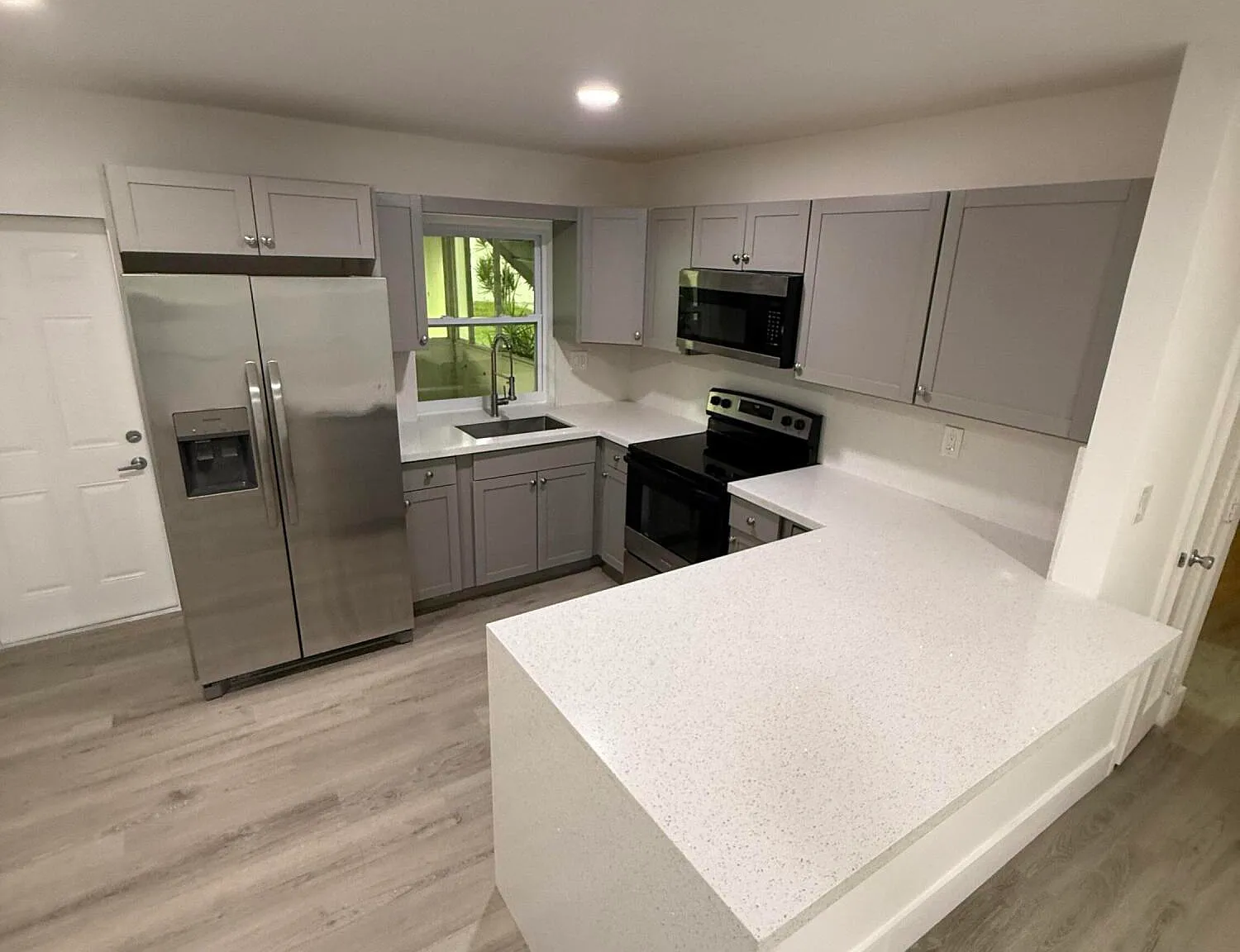 2 bed, 1.0 bath, 852 sqft, $2,100 — Photo 2