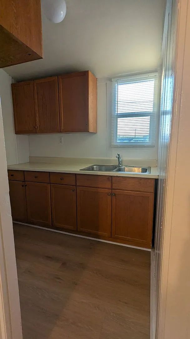 Studio with a kitchen and bath in the Rosecrans area available now! — Photo 3