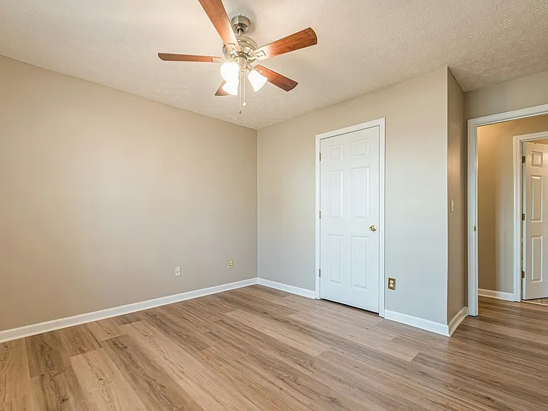5755 Lakeview Cir — Photo 28