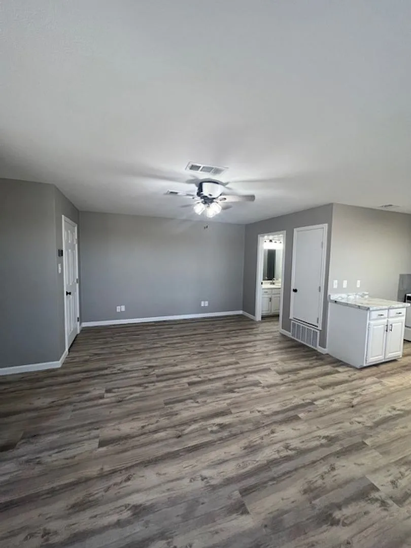 Recently remodeled 1/1 in the country. Horse stall available. — Photo 3