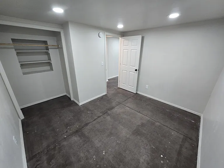 403 S Leroux St — Photo 10