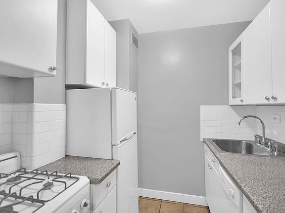 4th image of 220 E 60th St APT 3M