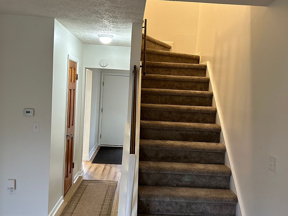 Staircase to bedrooms. Recently re-carpeted.