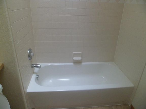 Bathtub in 2nd bath