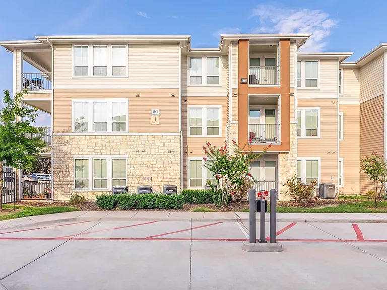 Green Oaks Apartments — Photo 3