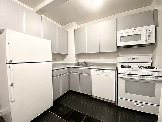 5th image of 330 E 43rd St APT 404