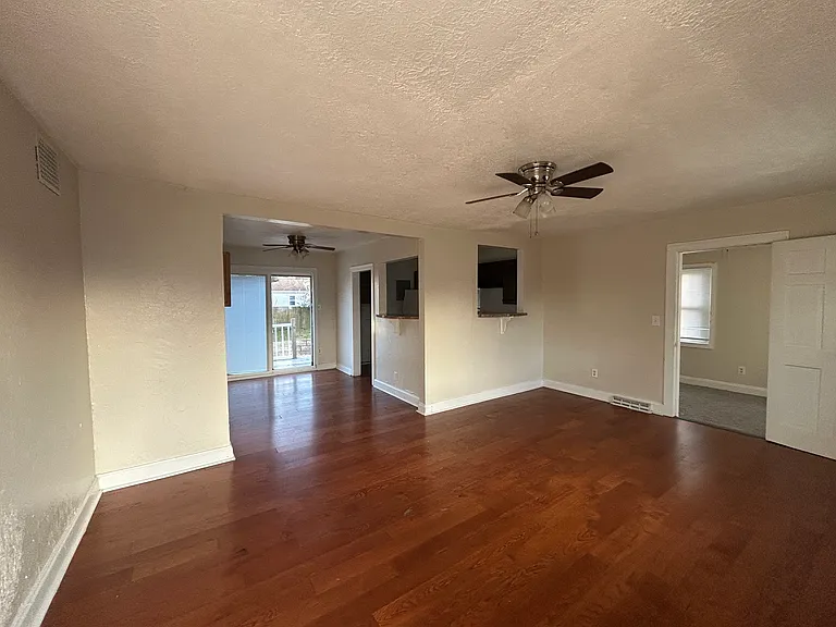 472 Algonquin Rd — Photo 2