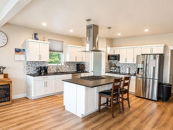 3rd image of 1901 NE Camas Ln
