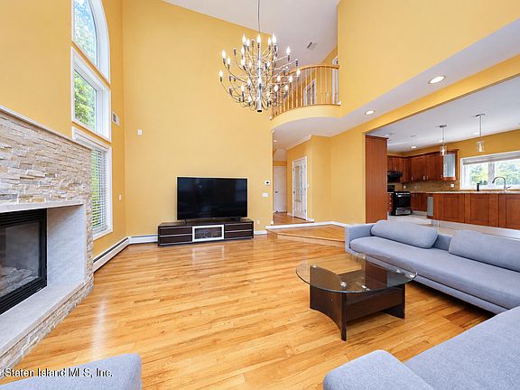 5th image of 26 Bayview Ave