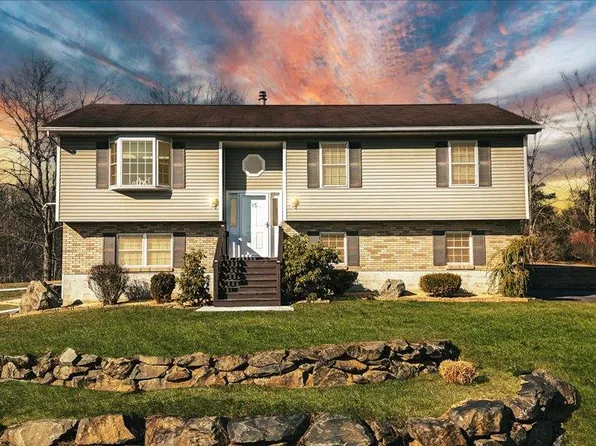 15 Grady Hill Court, Poughkeepsie, NY 12603