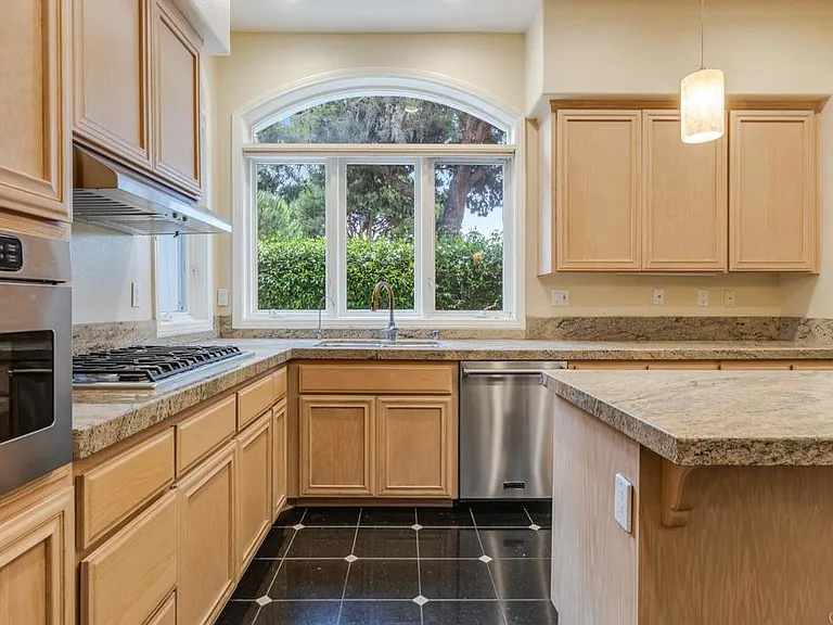 5370 Renaissance Ave — Photo 9
