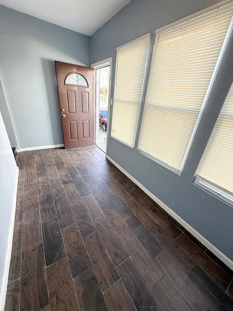 Stunning 3-Bedroom Townhome in Elmwood Park! Available NOW! — Photo 4