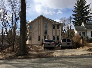 5 Beach Rd, Verona, NJ 07044