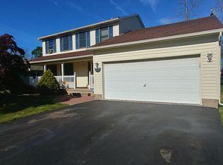 945 Guinevere Dr, Rochester, NY 14626