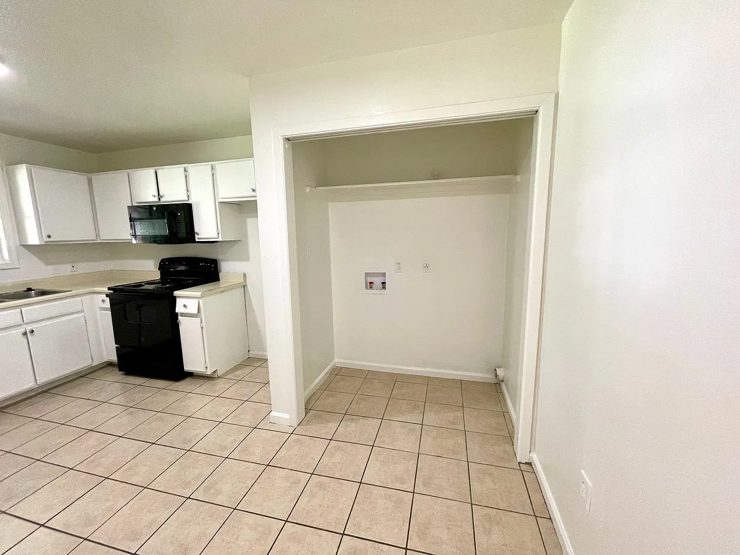 3 Bedroom / 1 Bath in Apartment in Truman Available Now! — Photo 4