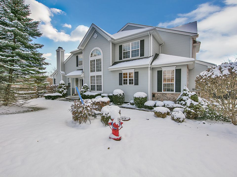 1st image of 216 Woodlands Dr