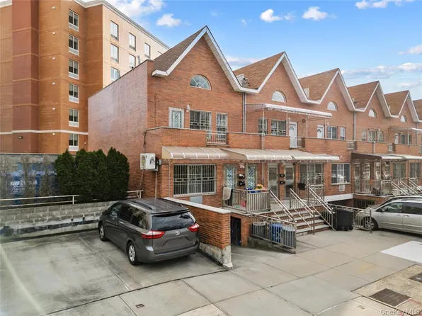 183-26 Booth Memorial Avenue image 2 of 24