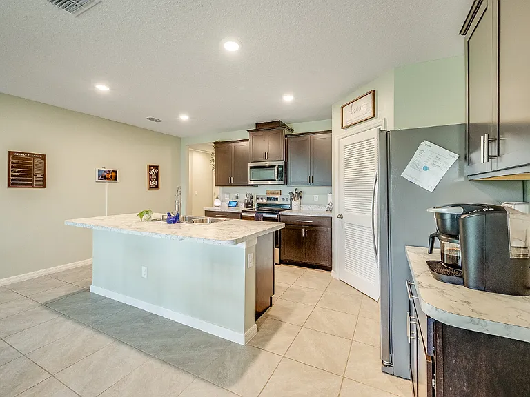 1075 Trinity St — Photo 10