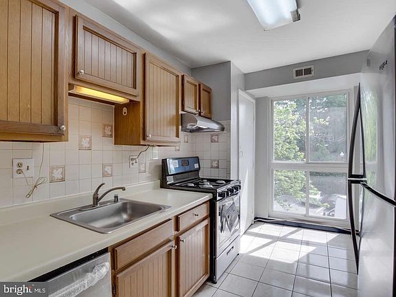 2nd image of 5614 Bloomfield Dr APT 204