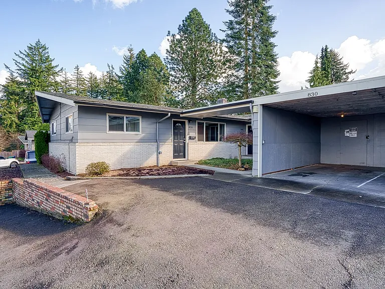 830 NW Division St — Photo 4
