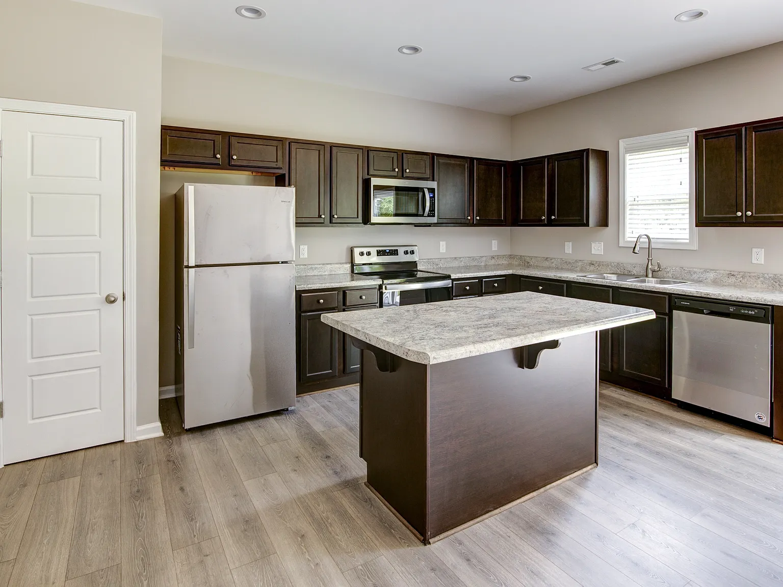 3 bed, 2.5 bath, 1786 sqft, $2,025 — Photo 3