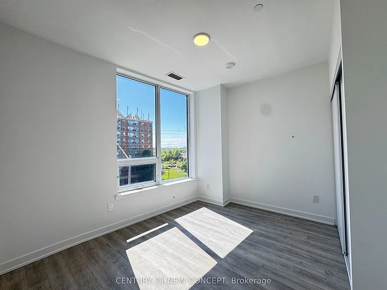 5105 Hurontario St #412 — Photo 17