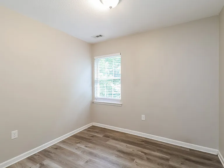 142 Hampshire Dr — Photo 15