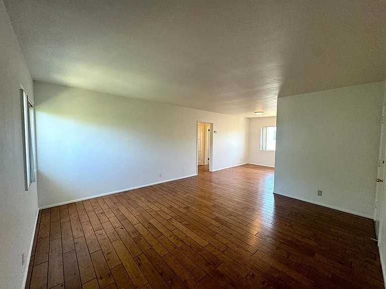 1935 Cloverfield Blvd — Photo 43