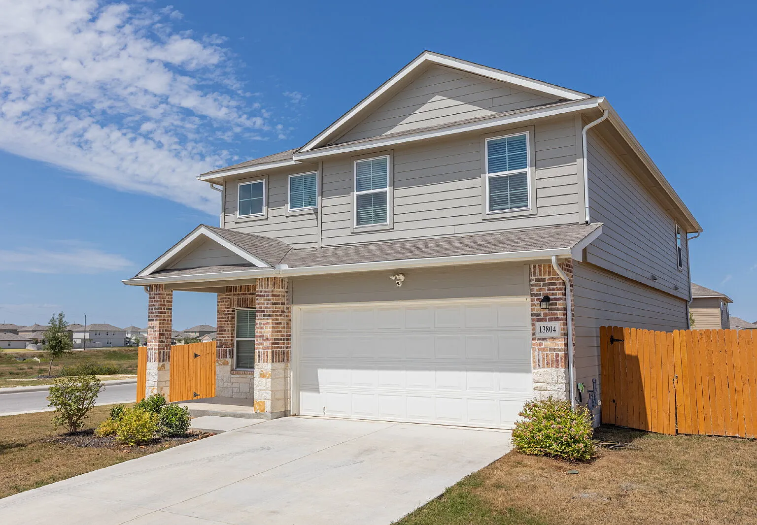 5 bed, 2.5 bath, 2493 sqft, $2,400 — Photo 2