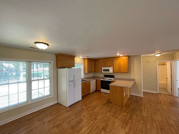 5th image of 63 Hawthorne Dr