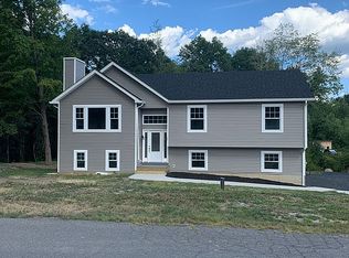 8 Summerset Dr, Wallkill, NY 12589