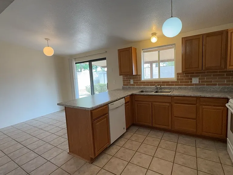 3733 Sparrow Dr — Photo 9