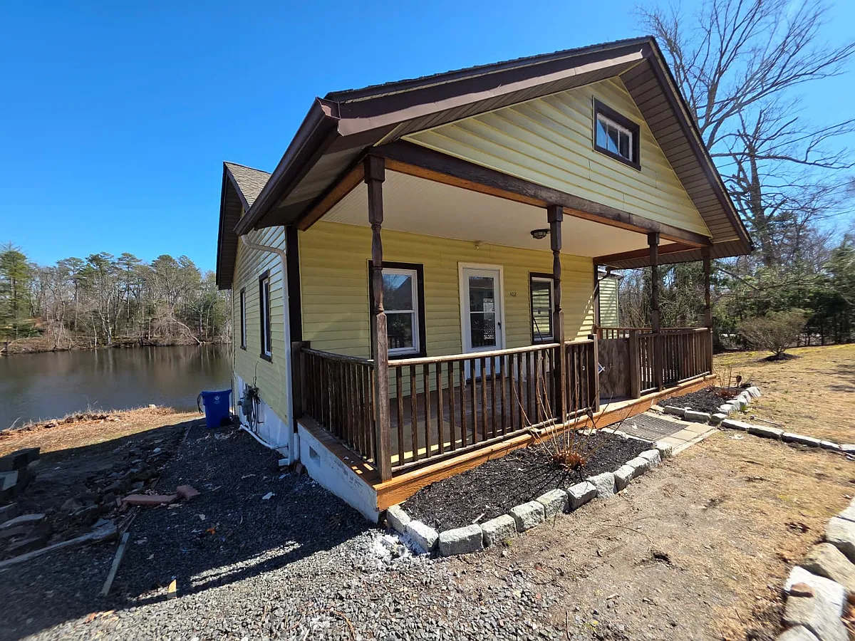 Building Photo - 402 W Lakeshore Dr